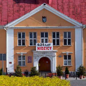 Neoklasycystyczny ratusz z połowy IX w. w Nidzicy.